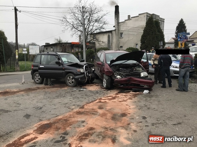 Zdjęcie w galerii na portalu naszraciborz.pl: Zderzenie forda i mitsubishi pajero w Kobyli  wiadomości z regionu
