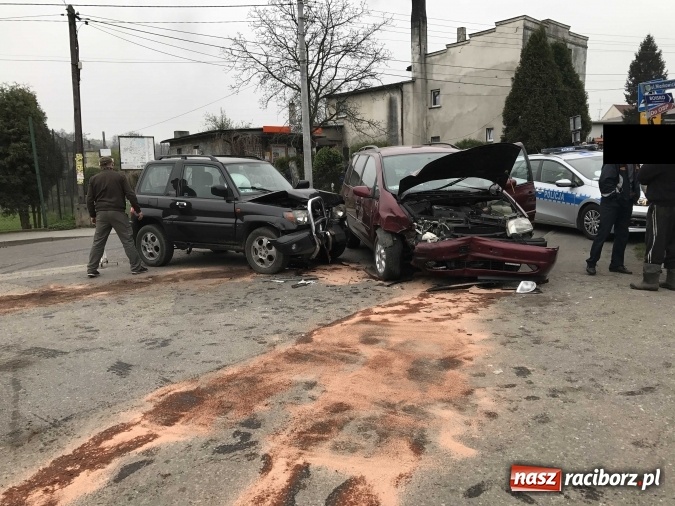 Zdjęcie w galerii na portalu naszraciborz.pl: Zderzenie forda i mitsubishi pajero w Kobyli  wiadomości z regionu