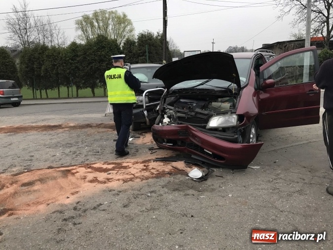 Zdjęcie w galerii na portalu naszraciborz.pl: Zderzenie forda i mitsubishi pajero w Kobyli  wiadomości z regionu