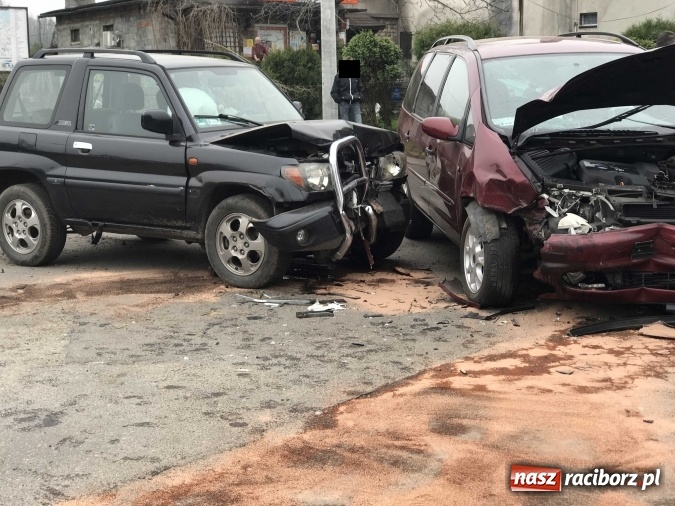 Zdjęcie w galerii na portalu naszraciborz.pl: Zderzenie forda i mitsubishi pajero w Kobyli  wiadomości z regionu
