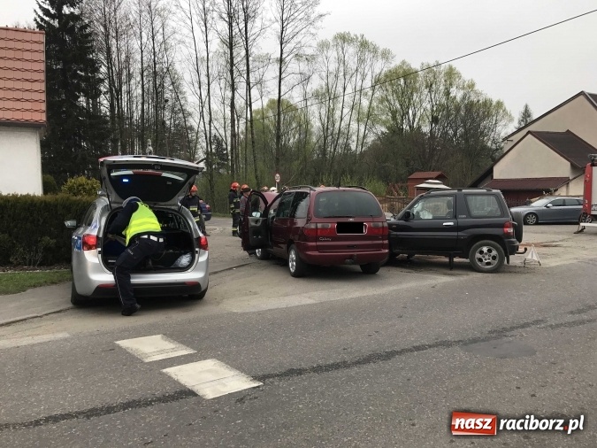 Zdjęcie w galerii na portalu naszraciborz.pl: Zderzenie forda i mitsubishi pajero w Kobyli  wiadomości z regionu
