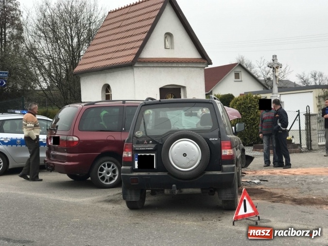 Zdjęcie w galerii na portalu naszraciborz.pl: Zderzenie forda i mitsubishi pajero w Kobyli  wiadomości z regionu