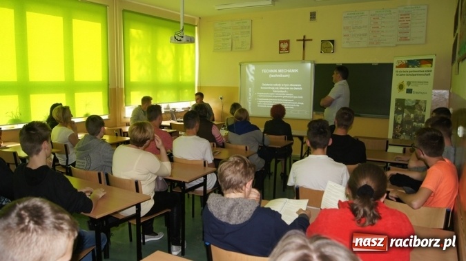 Zdjęcie w galerii na portalu naszraciborz.pl: Pierwsze Targi Edukacyjne w Pietrowicach Wielkich  wiadomości z regionu