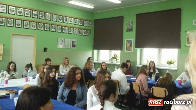 Zdjęcie w galerii na portalu naszraciborz.pl: W II Liceum Og&oacute;lnokształcącym po raz 24. wybrano powiatowych mistrz&oacute;w ortografii wiadomości z regionu