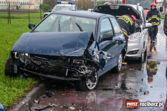 Zdjęcie w galerii na portalu naszraciborz.pl: Zderzenie samochodów na Piaskowej w Raciborzu wiadomości z regionu