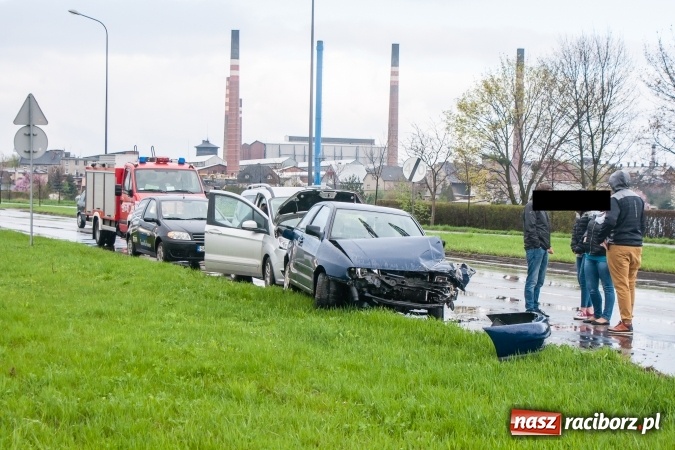 Zdjęcie w galerii na portalu naszraciborz.pl: Zderzenie samochodów na Piaskowej w Raciborzu wiadomości z regionu