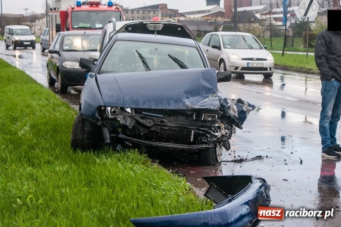 Zdjęcie w galerii na portalu naszraciborz.pl: Zderzenie samochodów na Piaskowej w Raciborzu wiadomości z regionu