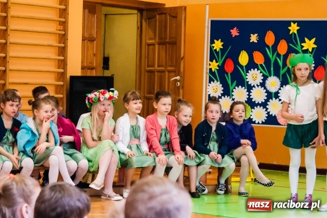 Zdjęcie w galerii na portalu naszraciborz.pl: Wiosenne przedstawienie teatralne w SP 13 wiadomości z regionu