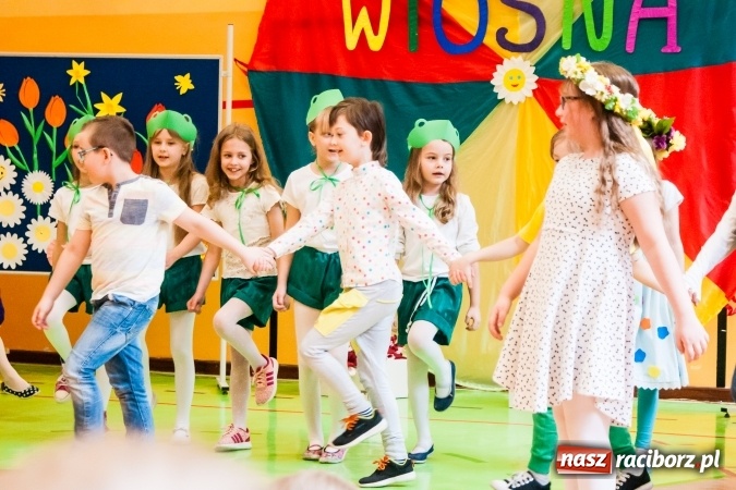 Zdjęcie w galerii na portalu naszraciborz.pl: Wiosenne przedstawienie teatralne w SP 13 wiadomości z regionu