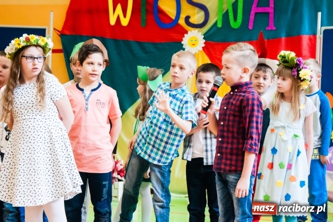 Zdjęcie w galerii na portalu naszraciborz.pl: Wiosenne przedstawienie teatralne w SP 13 wiadomości z regionu