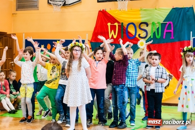 Zdjęcie w galerii na portalu naszraciborz.pl: Wiosenne przedstawienie teatralne w SP 13 wiadomości z regionu