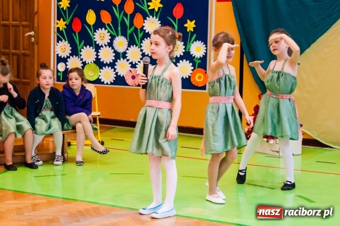 Zdjęcie w galerii na portalu naszraciborz.pl: Wiosenne przedstawienie teatralne w SP 13 wiadomości z regionu
