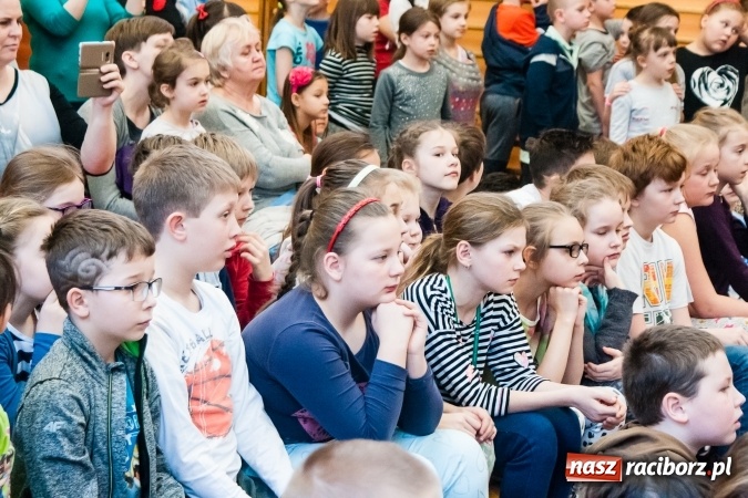 Zdjęcie w galerii na portalu naszraciborz.pl: Wiosenne przedstawienie teatralne w SP 13 wiadomości z regionu