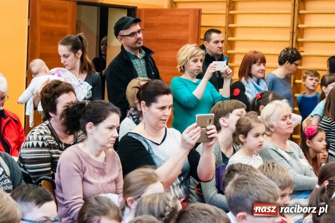 Zdjęcie w galerii na portalu naszraciborz.pl: Wiosenne przedstawienie teatralne w SP 13 wiadomości z regionu