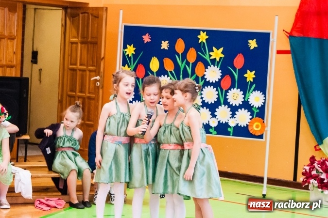 Zdjęcie w galerii na portalu naszraciborz.pl: Wiosenne przedstawienie teatralne w SP 13 wiadomości z regionu