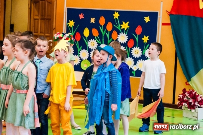 Zdjęcie w galerii na portalu naszraciborz.pl: Wiosenne przedstawienie teatralne w SP 13 wiadomości z regionu