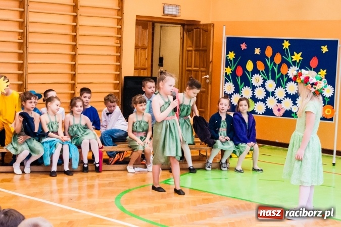 Zdjęcie w galerii na portalu naszraciborz.pl: Wiosenne przedstawienie teatralne w SP 13 wiadomości z regionu