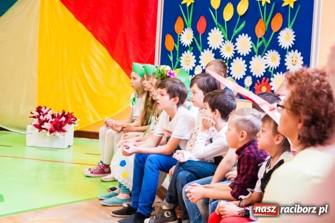 Zdjęcie w galerii na portalu naszraciborz.pl: Wiosenne przedstawienie teatralne w SP 13 wiadomości z regionu