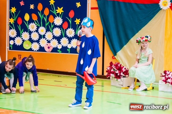 Zdjęcie w galerii na portalu naszraciborz.pl: Wiosenne przedstawienie teatralne w SP 13 wiadomości z regionu