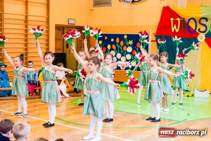 Zdjęcie w galerii na portalu naszraciborz.pl: Wiosenne przedstawienie teatralne w SP 13 wiadomości z regionu