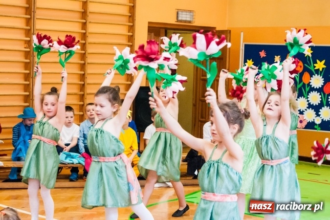 Zdjęcie w galerii na portalu naszraciborz.pl: Wiosenne przedstawienie teatralne w SP 13 wiadomości z regionu