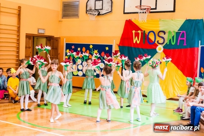 Zdjęcie w galerii na portalu naszraciborz.pl: Wiosenne przedstawienie teatralne w SP 13 wiadomości z regionu