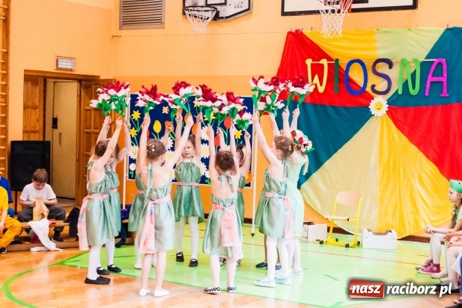 Zdjęcie w galerii na portalu naszraciborz.pl: Wiosenne przedstawienie teatralne w SP 13 wiadomości z regionu