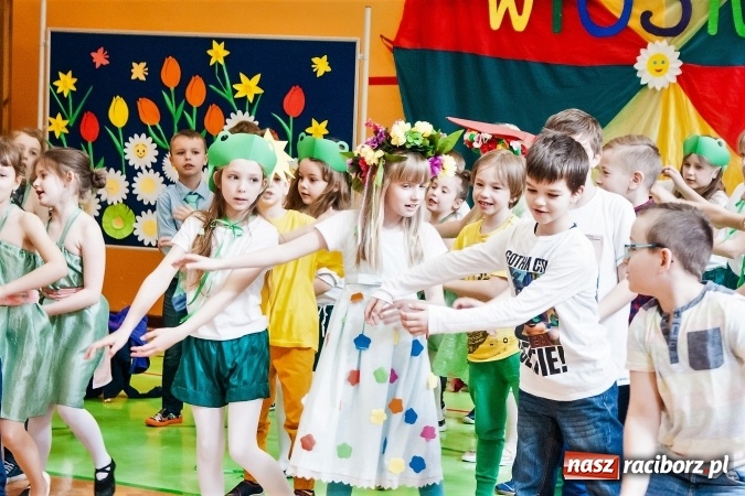 Zdjęcie w galerii na portalu naszraciborz.pl: Wiosenne przedstawienie teatralne w SP 13 wiadomości z regionu