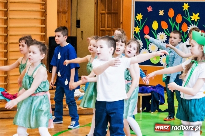Zdjęcie w galerii na portalu naszraciborz.pl: Wiosenne przedstawienie teatralne w SP 13 wiadomości z regionu