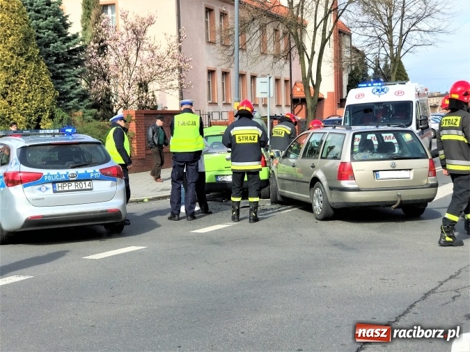 Zdjęcie w galerii na portalu naszraciborz.pl: Zderzenie volkswagenów na skrzyżowaniu Ogrodowa-Karola Miarki-Słowackiego wiadomości z regionu