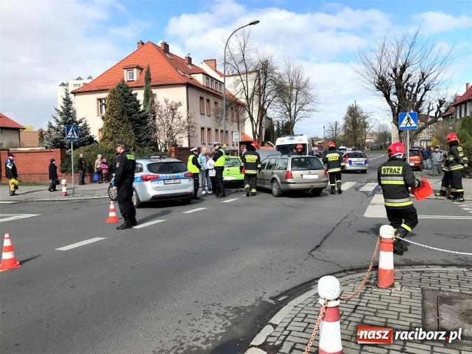 Zdjęcie w galerii na portalu naszraciborz.pl: Zderzenie volkswagenów na skrzyżowaniu Ogrodowa-Karola Miarki-Słowackiego wiadomości z regionu