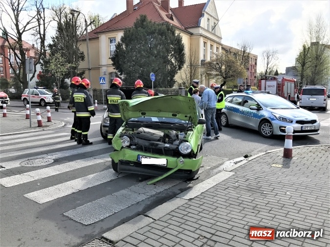 Zdjęcie w galerii na portalu naszraciborz.pl: Zderzenie volkswagenów na skrzyżowaniu Ogrodowa-Karola Miarki-Słowackiego wiadomości z regionu