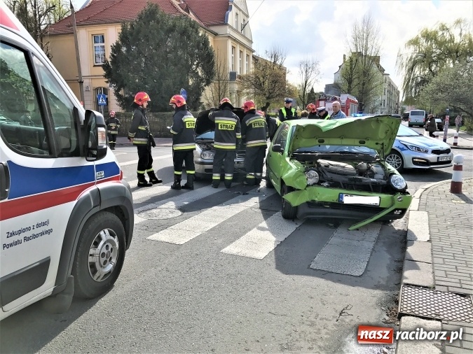 Zdjęcie w galerii na portalu naszraciborz.pl: Zderzenie volkswagenów na skrzyżowaniu Ogrodowa-Karola Miarki-Słowackiego wiadomości z regionu