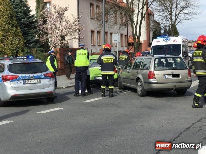 Zdjęcie w galerii na portalu naszraciborz.pl: Zderzenie volkswagenów na skrzyżowaniu Ogrodowa-Karola Miarki-Słowackiego wiadomości z regionu
