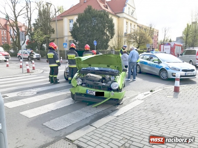 Zdjęcie w galerii na portalu naszraciborz.pl: Zderzenie volkswagenów na skrzyżowaniu Ogrodowa-Karola Miarki-Słowackiego wiadomości z regionu