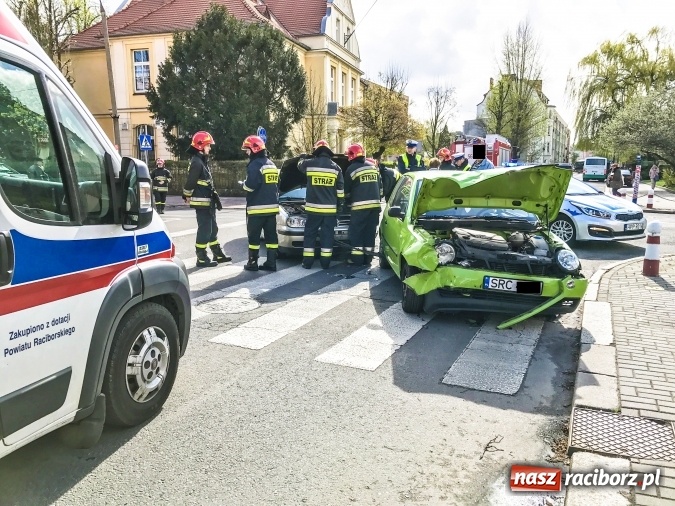 Zdjęcie w galerii na portalu naszraciborz.pl: Zderzenie volkswagenów na skrzyżowaniu Ogrodowa-Karola Miarki-Słowackiego wiadomości z regionu
