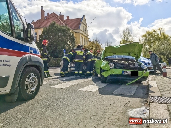 Zdjęcie w galerii na portalu naszraciborz.pl: Zderzenie volkswagenów na skrzyżowaniu Ogrodowa-Karola Miarki-Słowackiego wiadomości z regionu