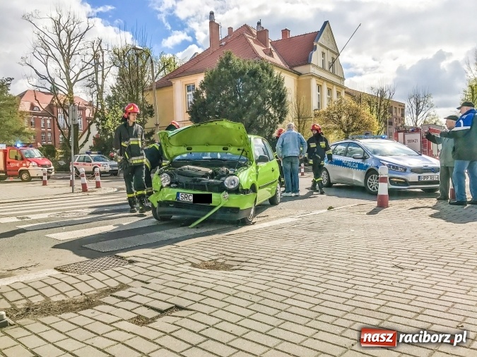 Zdjęcie w galerii na portalu naszraciborz.pl: Zderzenie volkswagenów na skrzyżowaniu Ogrodowa-Karola Miarki-Słowackiego wiadomości z regionu