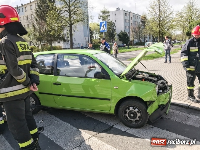 Zdjęcie w galerii na portalu naszraciborz.pl: Zderzenie volkswagenów na skrzyżowaniu Ogrodowa-Karola Miarki-Słowackiego wiadomości z regionu