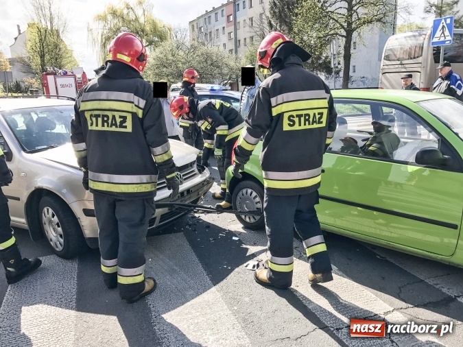 Zdjęcie w galerii na portalu naszraciborz.pl: Zderzenie volkswagenów na skrzyżowaniu Ogrodowa-Karola Miarki-Słowackiego wiadomości z regionu