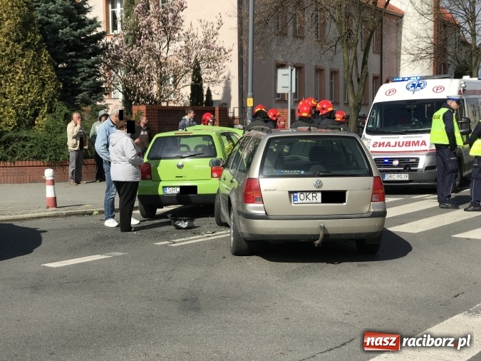 Zdjęcie w galerii na portalu naszraciborz.pl: Zderzenie volkswagenów na skrzyżowaniu Ogrodowa-Karola Miarki-Słowackiego wiadomości z regionu