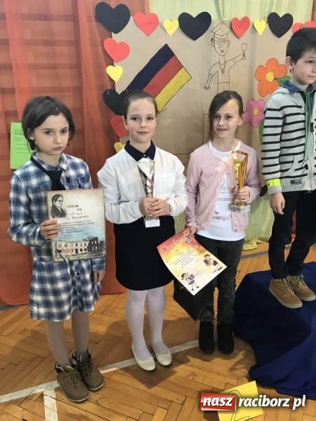 Zdjęcie w galerii na portalu naszraciborz.pl: Sukces uczennic ze Szkoły Podstawowej nr 1 na Wojewódzkim Konkursie Języka Niemieckiego Deutschkenner  wiadomości z regionu