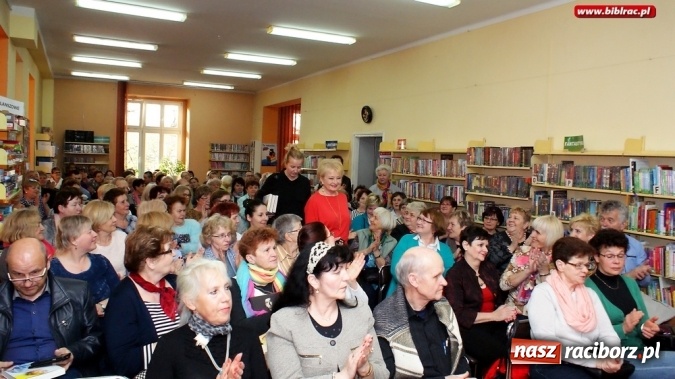 Zdjęcie w galerii na portalu naszraciborz.pl: Moje szczęśliwe wyspy - spotkanie z Magdaleną Zawadzką w raciborskiej bibliotece wiadomości z regionu