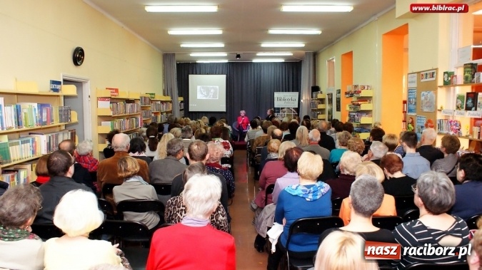 Zdjęcie w galerii na portalu naszraciborz.pl: Moje szczęśliwe wyspy - spotkanie z Magdaleną Zawadzką w raciborskiej bibliotece wiadomości z regionu