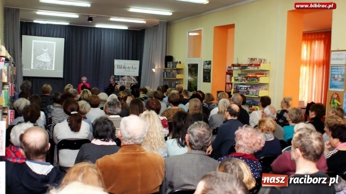 Zdjęcie w galerii na portalu naszraciborz.pl: Moje szczęśliwe wyspy - spotkanie z Magdaleną Zawadzką w raciborskiej bibliotece wiadomości z regionu