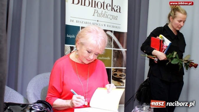 Zdjęcie w galerii na portalu naszraciborz.pl: Moje szczęśliwe wyspy - spotkanie z Magdaleną Zawadzką w raciborskiej bibliotece wiadomości z regionu