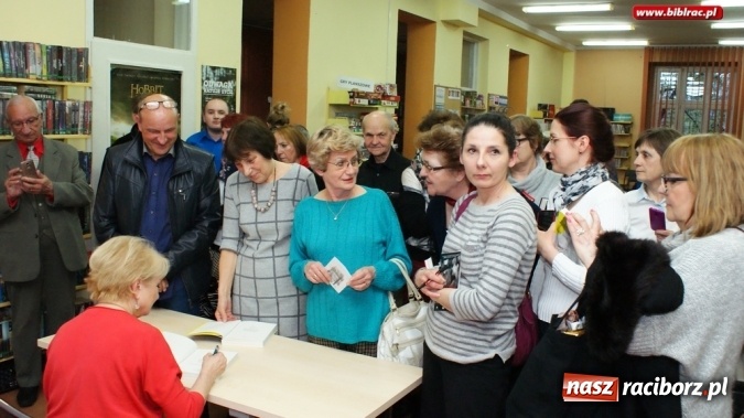 Zdjęcie w galerii na portalu naszraciborz.pl: Moje szczęśliwe wyspy - spotkanie z Magdaleną Zawadzką w raciborskiej bibliotece wiadomości z regionu