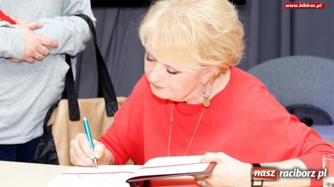 Zdjęcie w galerii na portalu naszraciborz.pl: Moje szczęśliwe wyspy - spotkanie z Magdaleną Zawadzką w raciborskiej bibliotece wiadomości z regionu