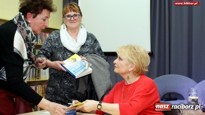 Zdjęcie w galerii na portalu naszraciborz.pl: Moje szczęśliwe wyspy - spotkanie z Magdaleną Zawadzką w raciborskiej bibliotece wiadomości z regionu