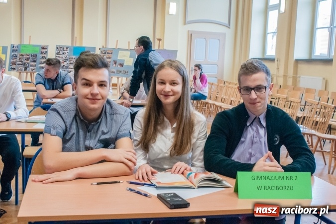 Zdjęcie w galerii na portalu naszraciborz.pl: Gimnazjaliści z Kuźni Raciborskiej zwycięzcami VII Powiatowego Konkursu Wiedzy Ekonomicznej wiadomości z regionu